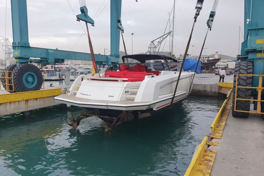 Fotografía de un yate durante su reparación en el varadero de Ibiza